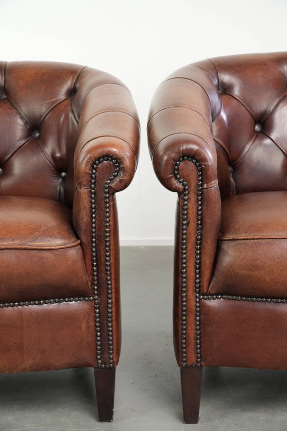 Image 1 of 2x karaktervolle en warme schapenleren clubfauteuil in Engelse chesterfield stijl
