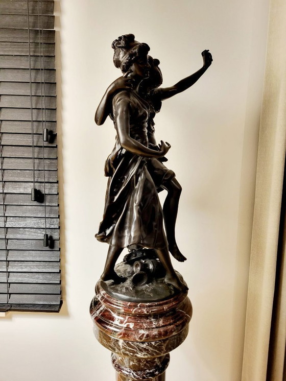 Image 1 of Schöne Bronzestatue von Auguste Moreau auf einem Marmorsockel