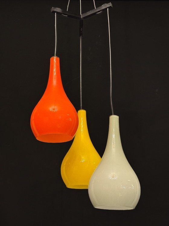 Image 1 of Lampada a sospensione di metà secolo con paralumi in vetro Vistosi di Stilux Milano. Italia, anni '60.