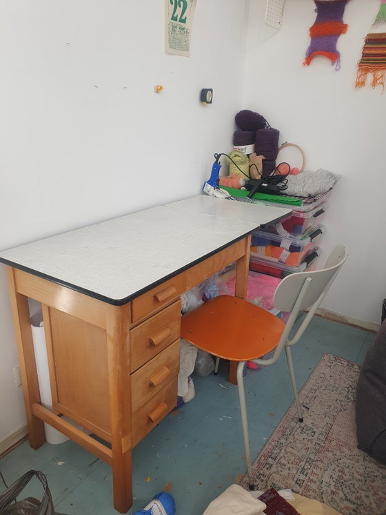 Image 1 of Bureau en Formica avec tiroirs et fonction dépliable