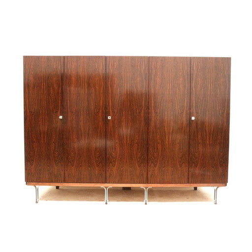 Amplio armario antiguo de palisandro fabricado en la década de 1960.