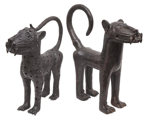 Een paar koninklijke luipaarden uit Benin – decoratieve objecten, Bronze