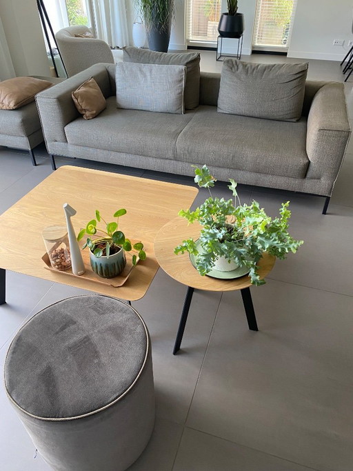 Divano modello Aikon in stock con pouf/ottomana con gambe nere
