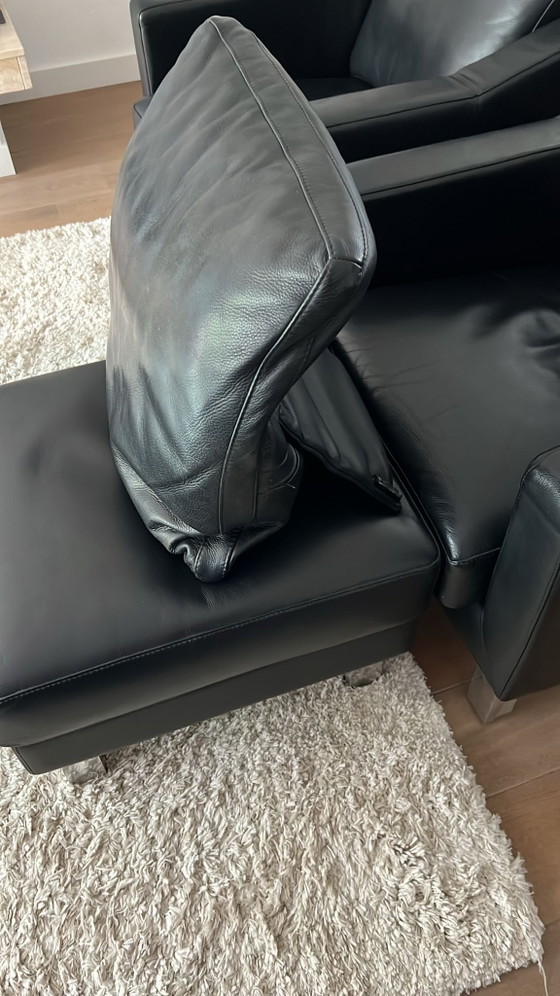 Image 1 of Conjunto Leolux Antonia con sofá, 2 sillones y otomana en piel negra.