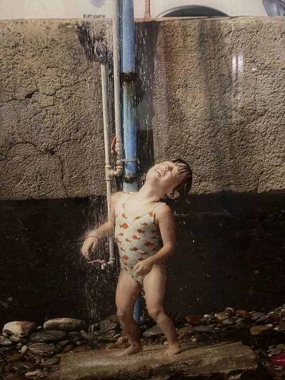 Image 1 of Foto eines Mädchens unter der Außendusche