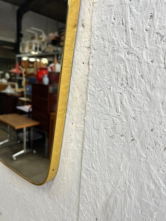 Image 1 of Miroir vintage, sommet incliné, cadre doré, années 1960