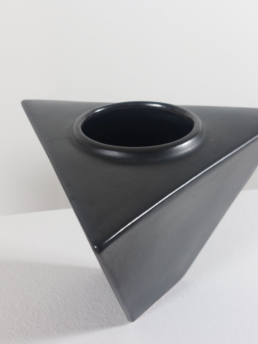 Geometric triangular black postmodern ceramic vase Asa