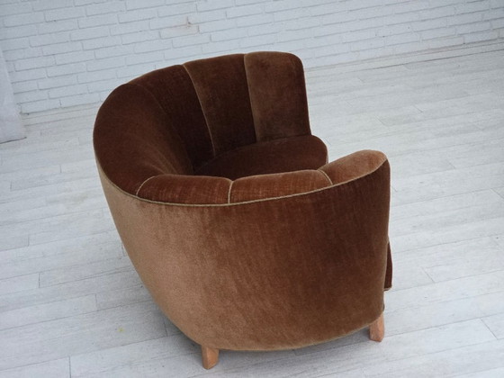 Image 1 of Sofá curvo danés de 2 plazas, década de 1960, tapizado en terciopelo marrón.