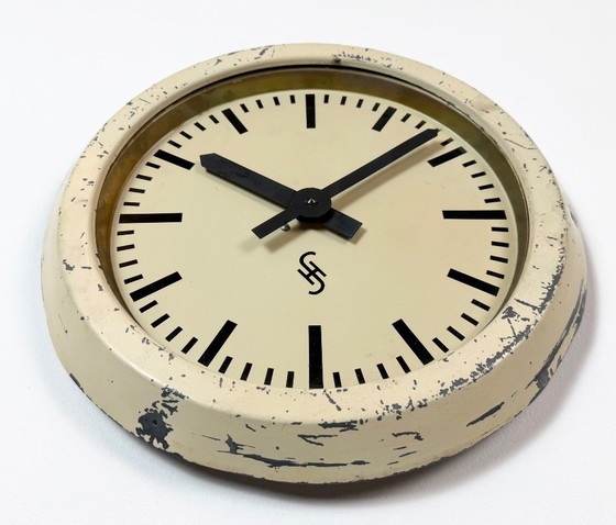 Horloge murale industrielle beige de Siemens, années 1950 – Pendules, Glass, Iron (photo 7 of 16)