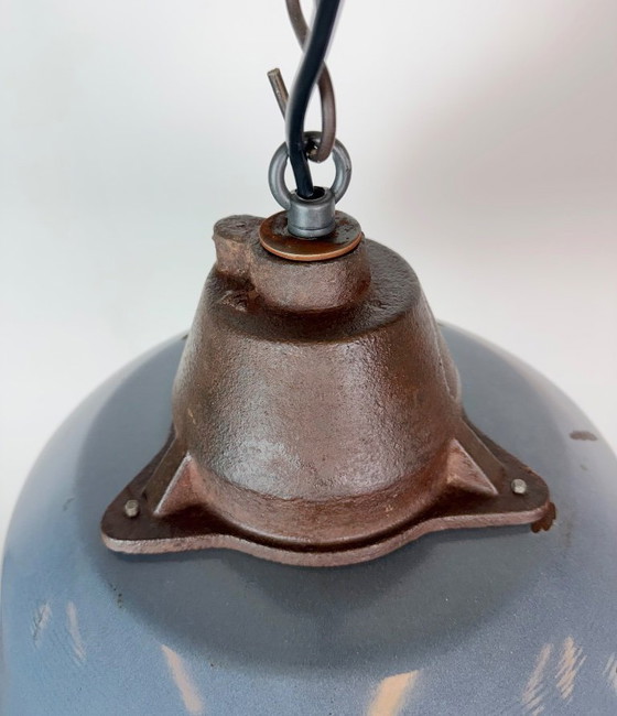 Lampada a sospensione industriale in smalto grigio e ghisa, anni '60 – Szarvasi, Lampade a sospensione, Ferro (photo 9 of 18)