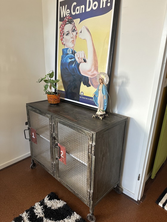 Image 1 of Industrieller Drahtschrank auf Rollen – Original aus Escape Rooms