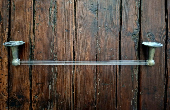 Image 1 of Portasciugamani vintage in vetro massiccio e metallo - originale bagno retrò anni '60-'70 - Funzionale e decorativo