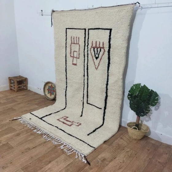 Image 1 of Beni Ouarain Art Face Rug Minimalist – Natural Wool Amazigh Symbolic (250 × 150 cm)