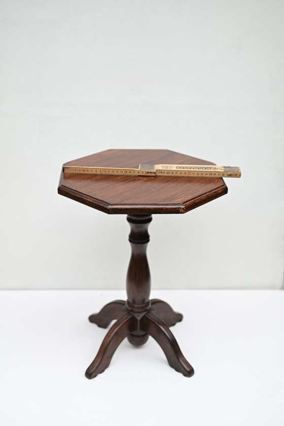 Image 1 of Vintage eiken bijzettafel, donker eiken achthoekige tafel, klassiek accent of plantenstandaard.
