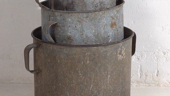 Seaux métalliques anciens (c.1920). Lot de trois pièces #2 – Cache pots, Metal, Rustic (photo 3 of 9)