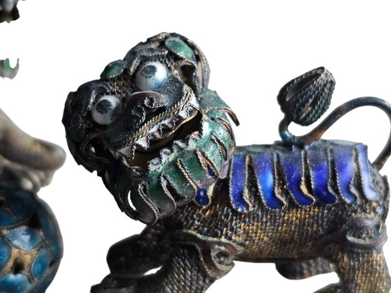 Image 1 of Foo (Fu) dogs -  Filigraan - Emaillen -  cloisonné - miniatuur -  zilver - verguld  ~ 3 stuks - Chinese sieraden ~ 20e eeuw