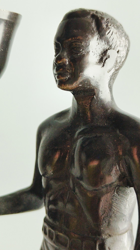 Image 1 of Antiker Kerzenständer des starken dunklen Mannes Ethnographisch