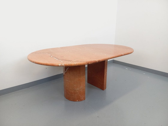 Image 1 of Vintage ovale eettafel van roze marmer uit de jaren 70/80.