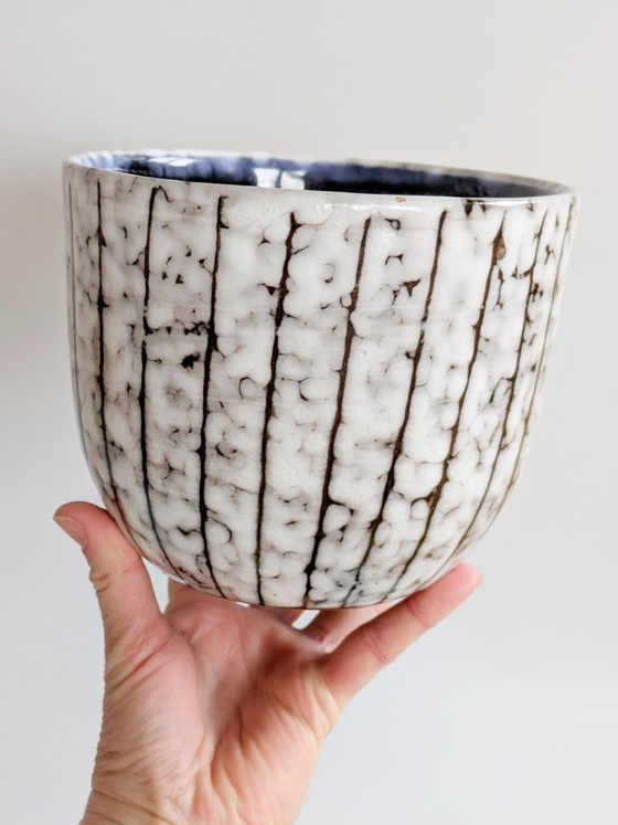 Image 1 of Maceta antigua de mayólica húngara, esmalte blanqueado, diseños de esgrafiado, cerámica de mediados de siglo.