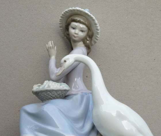 Image 1 of Niña con pato, Mädchen mit weißer Ente, Lladró, Niña con pato