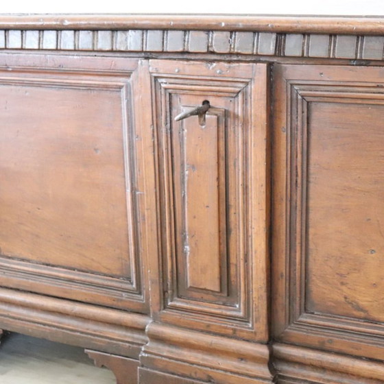 Antieke kist van massief walnotenhout, Italië, 17e eeuw – Ladekasten, Wood (photo 8 of 17)