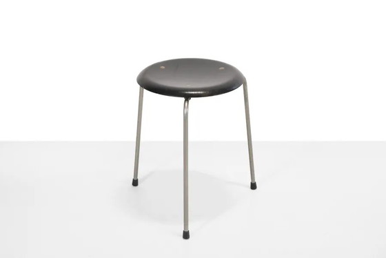 Very early edition Arne Jacobsen DOT stool model 3170 by Fritz Hansen – Wood, Brass, Vintage (photo 8 of 8)