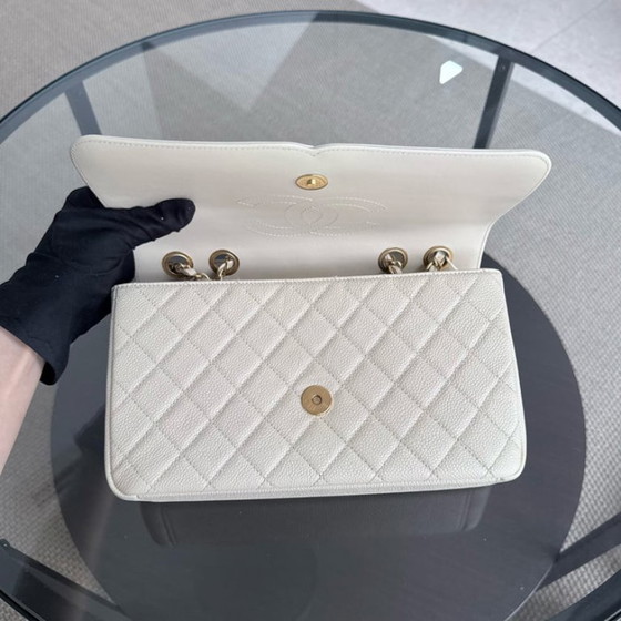 Image 1 of Borsa Chanel Filigree CC Media - 25 cm Caviar trapuntata avorio beige chiaro con finiture dorate Serie 22