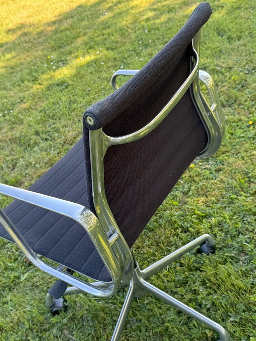 Vitra Eames EA 117 Zwart Hopsak bureaustoel