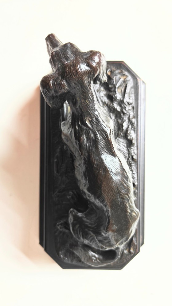 Perro tumbado. Escultura en latón fundido. – Brass, Wood (photo 6 of 10)