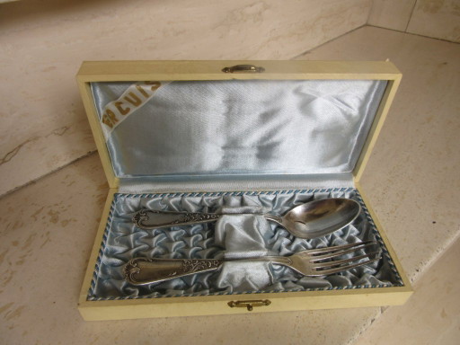 ERCUIS FRANCE Ensemble de couverts (cuillère et fourchette) argentés dans un coffret impeccable