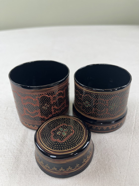 Image 1 of Boîte à bétel en bois laqué 