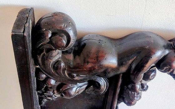 Image 1 of Panneau ancien en bois sculpté représentant un chérubin.