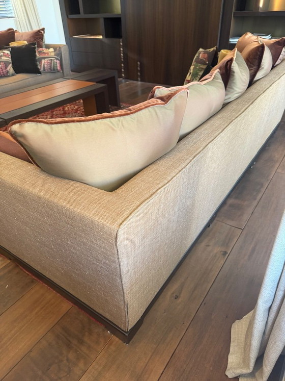 Image 1 of Deux fauteuils Promemoria Wanda en tissu cappuccino avec 8 coussins Promemoria et un tapis iranien assorti.