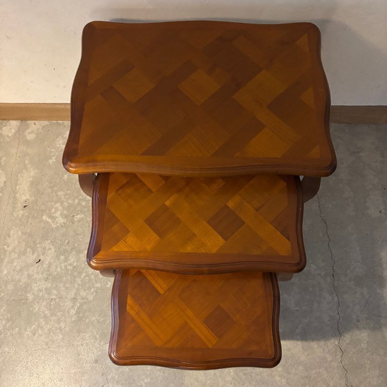 Image 1 of Table gigogne en merisier style Louis XV