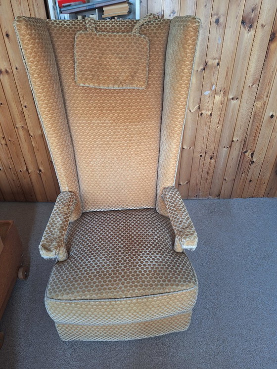 Image 1 of Fauteuil à oreilles en velours ocre doré des années 1960