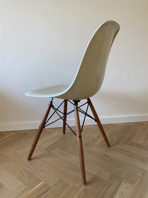 Eames Herman Miller Fiberglas-Schalenstuhl