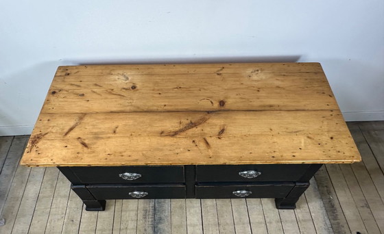 Image 1 of Lage ladekast van vurenhout met een donkergrijze patina, begin 20e eeuw