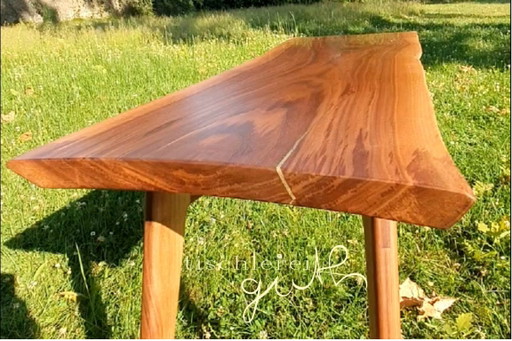 Table basse en noyer avec incrustations de laiton, plateau flottant, bord naturel, veinage exclusif