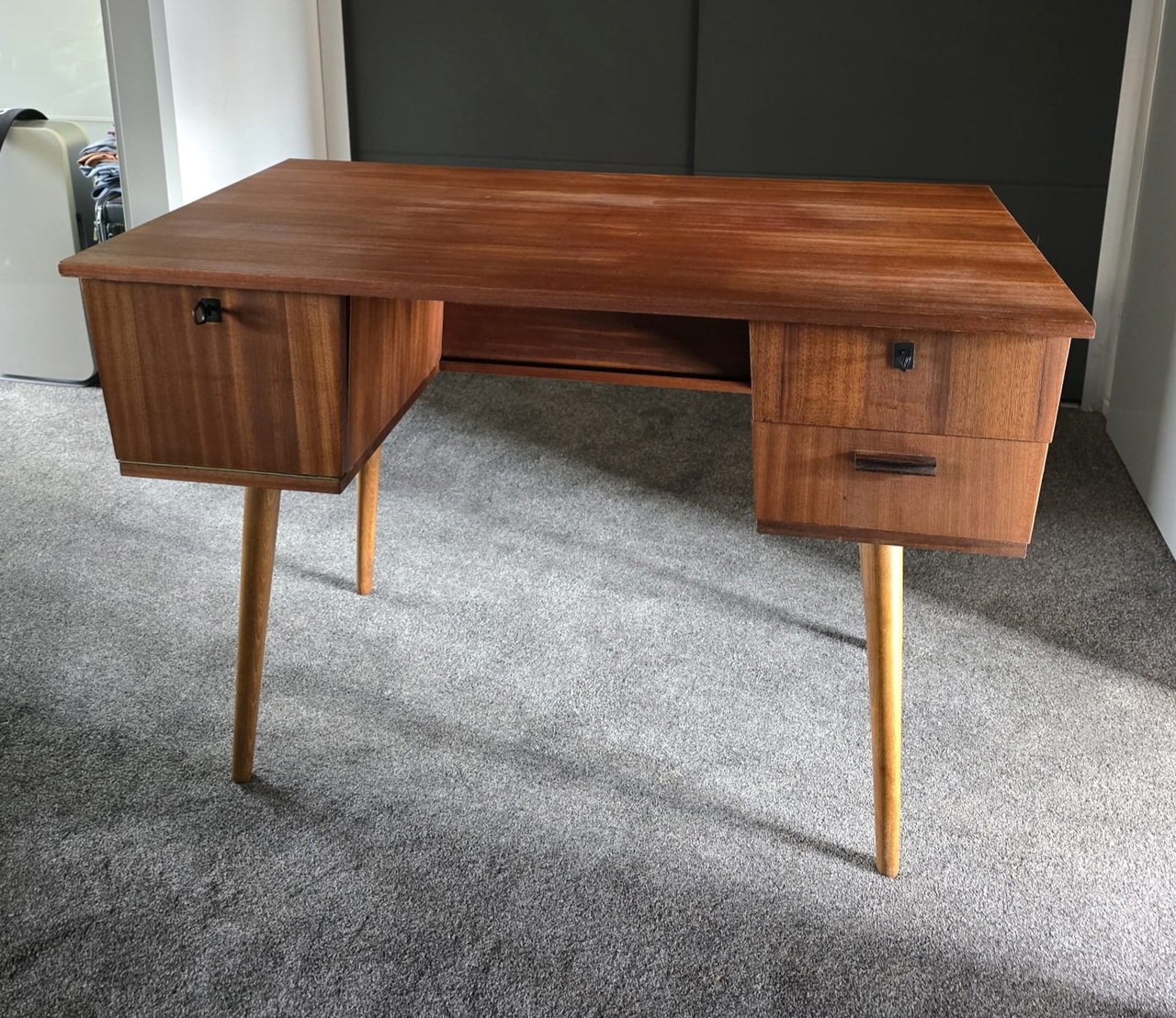 Scrivania vintage in legno di tek anni '60