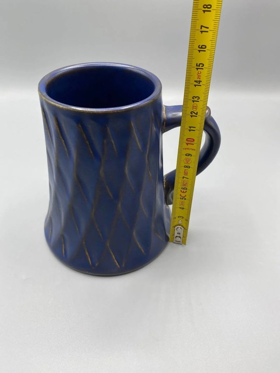 Boccale in ceramica blu cobalto con decorazione a rombi in rilievo, Blümlein Tettnang, Germania – Stoviglie (photo 6 of 6)