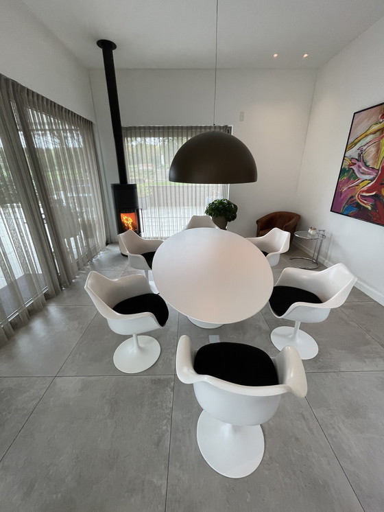 Image 1 of Ikonisches Design-Esszimmerset: Großer Tulip-Tisch mit 6 Tulip-Stühlen (Replik)