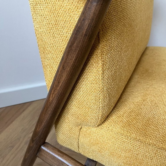 Image 1 of Vintage Club Mid-Century Modern fauteuil: gele stof, frame van beukenhout