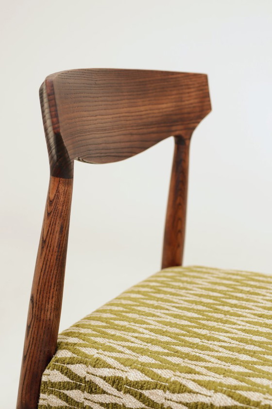Image 1 of Set van 2 eetkamerstoelen van massief essenhout met groene jacquardstof.