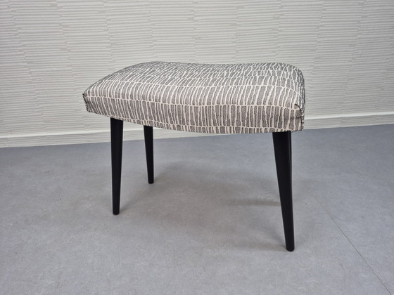Image 1 of Vintage voetenbank/kruk zwarte poten. Nieuwe stoffering.