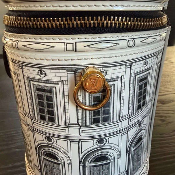 Louis Vuitton Fornasetti Cannes Architekturvase – Andere Taschen, Leinwand (photo 23 of 33)