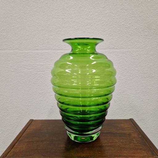 Vaso antico in vetro verde, stile Art Nouveau, soffiato a mano.