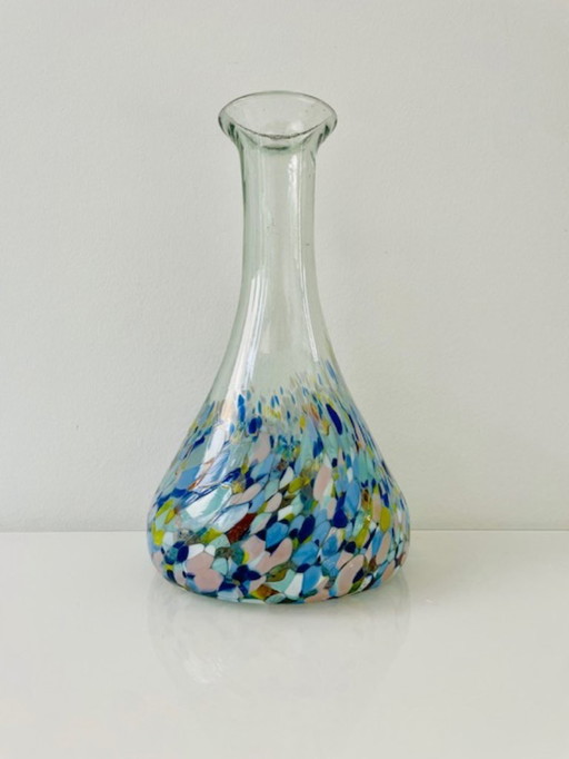 Caraffa di design soffiata a bocca con effetto coriandoli colorati