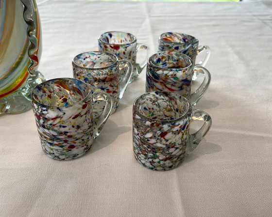 Image 1 of Karafset van Murano-glas met 6 kopjes – Kleurrijke kunstglazen kan – Vintage Italiaanse stijl