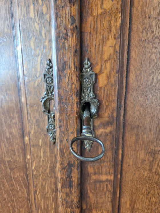 Image 1 of Armoire ancienne en chêne ornée de têtes de lion