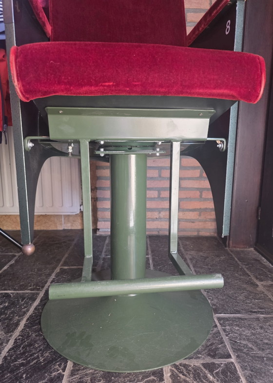 Image 1 of Fauteuil de cinéma vintage, en velours rouge, avec base pivotante verte